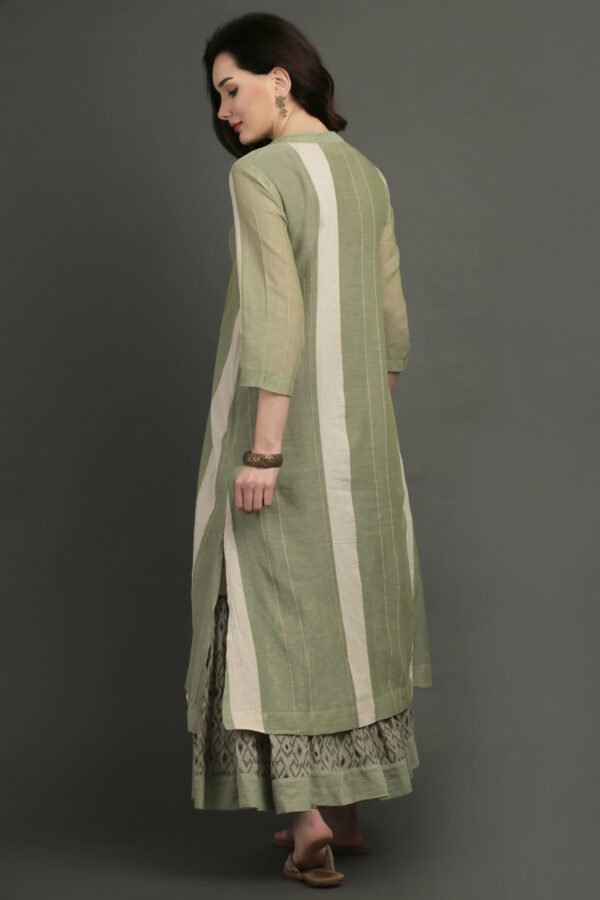 Cotton Linen Yarn Dyed Dobby Kurta With Pintuck And Lace Detailing With Prined Cotton Crinkled Skirt(Set Of 2)