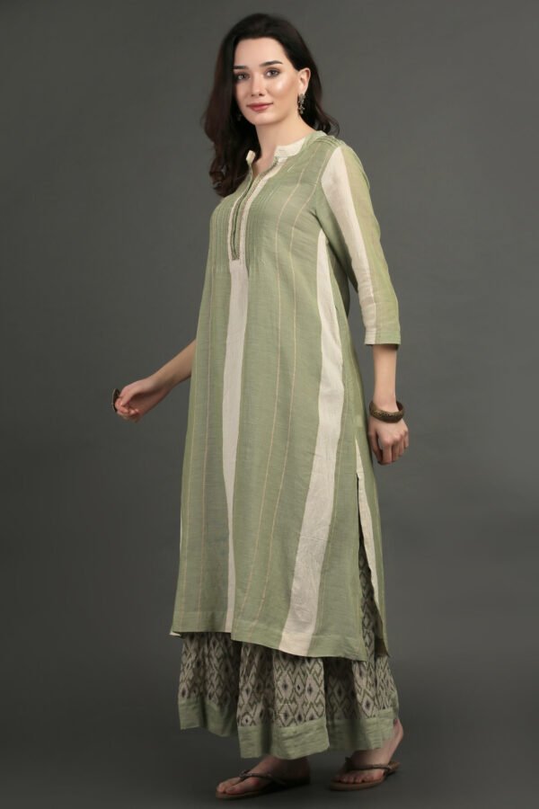 Cotton Linen Yarn Dyed Dobby Kurta With Pintuck And Lace Detailing With Prined Cotton Crinkled Skirt(Set Of 2)