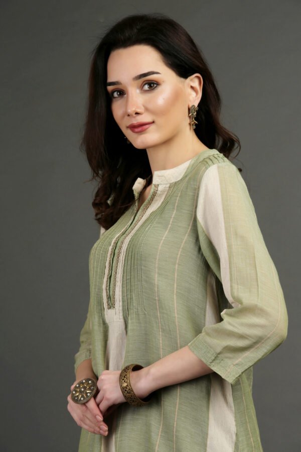 Cotton Linen Yarn Dyed Dobby Kurta With Pintuck And Lace Detailing With Prined Cotton Crinkled Skirt(Set Of 2)