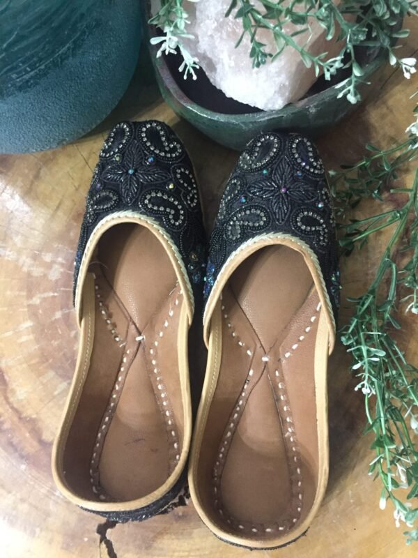 HAND EMBROIDERED JUTI/ MOJRI