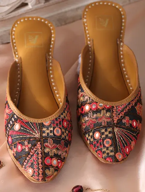 HAND EMBROIDERED JUTI/ MOJRI