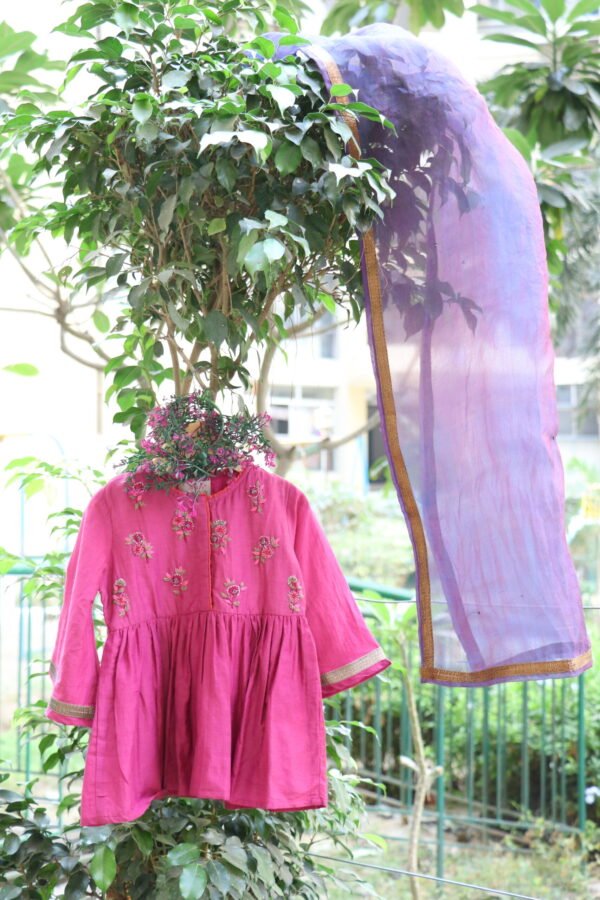 HAND EMBROIDERED COTTON SILK KEDIA BLOUSE,HAND EMBROIDERED COTTON DOBBY SKIRT WITH ZARI LACE