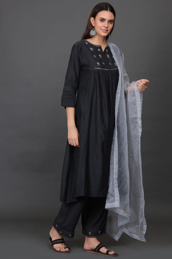 ORGANZA hand embroidered DUPATTA WITH ZARI DETAILING