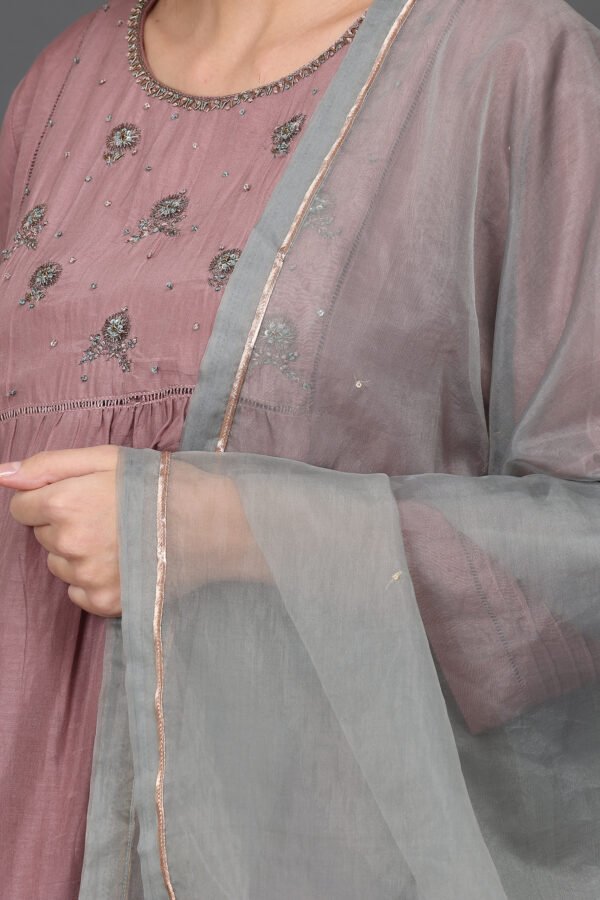 0G3A9456 ORGANZA hand embroidered DUPATTA WITH ZARI DETAILING