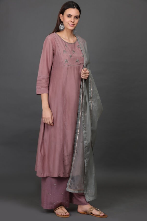 0G3A9457 ORGANZA hand embroidered DUPATTA WITH ZARI DETAILING