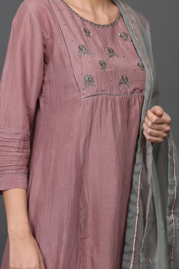 0G3A9458 ORGANZA hand embroidered DUPATTA WITH ZARI DETAILING